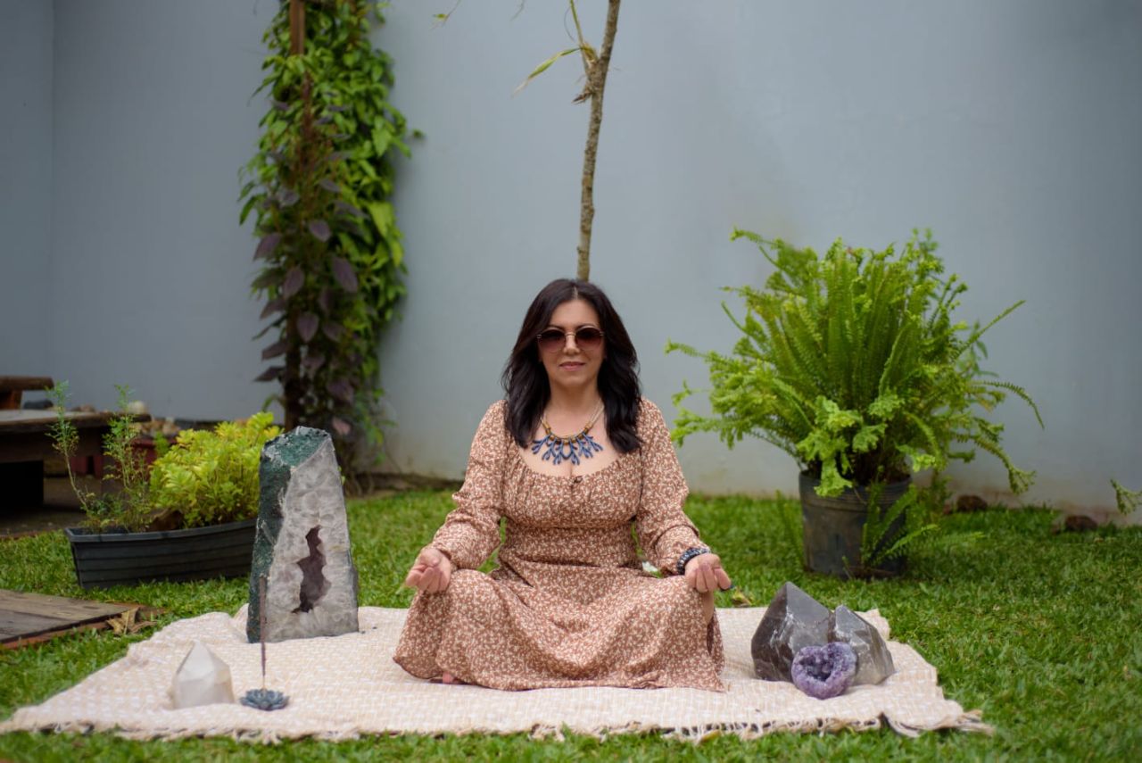 Roxana de La Vega em seu espaço de atendimento